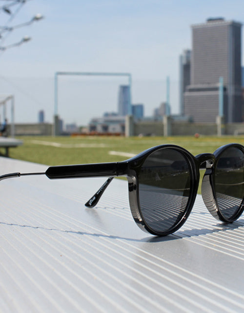 Load image into Gallery viewer, Jase New York Connor Sunglasses in Triple Black - buyzen
